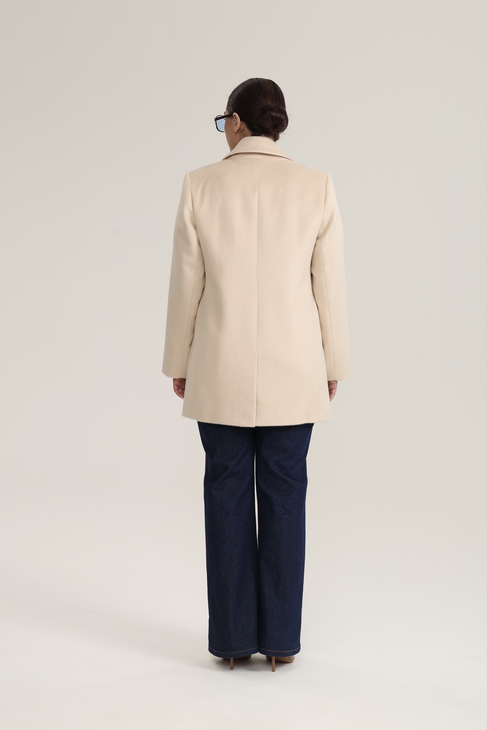 Пальто двубортное укороченное, сливочное