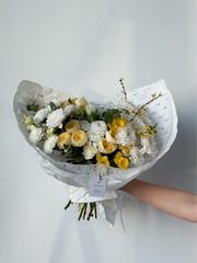 Букет из хризантемы, лизиантуса, нарциссов, кустовых пионовидных роз и эвкалипта