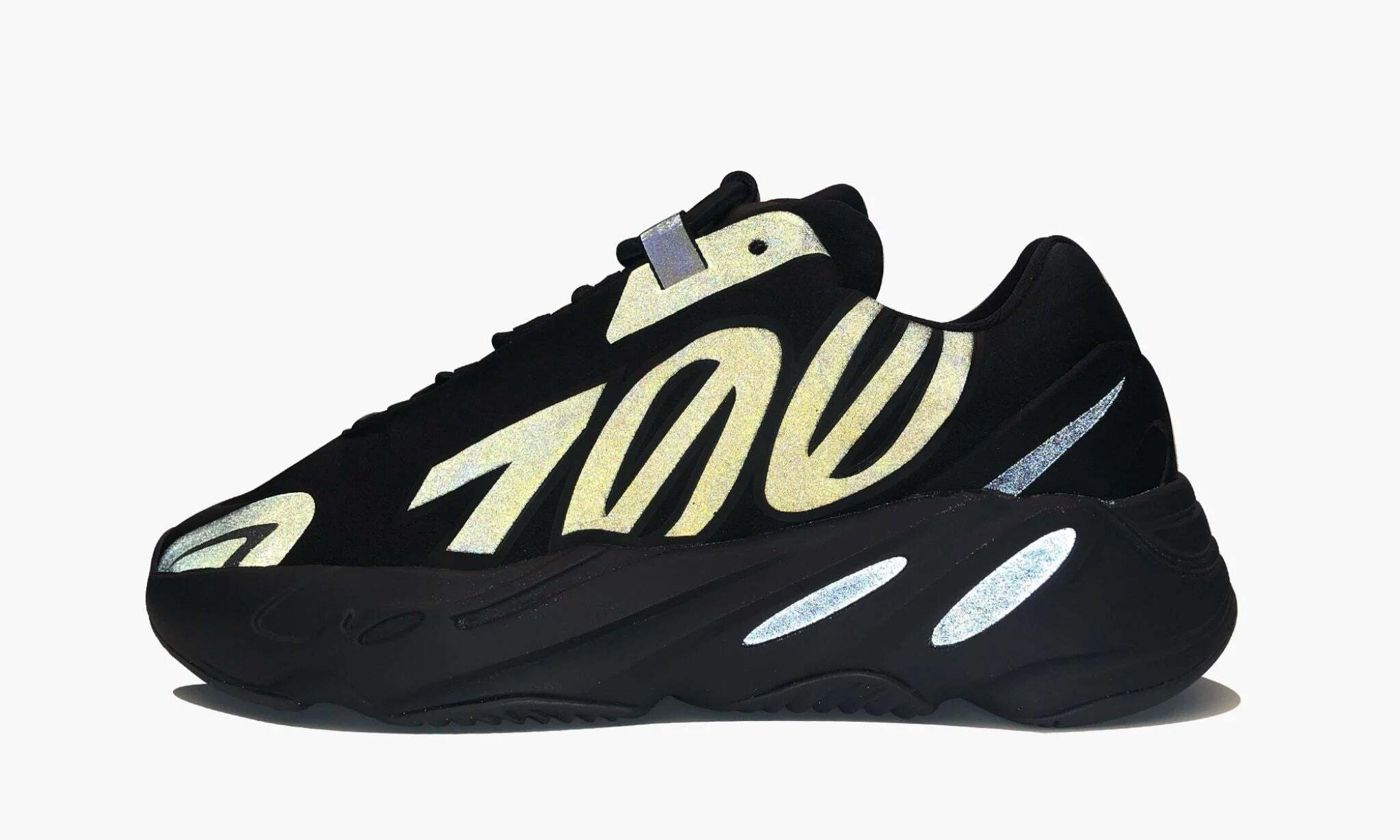 Yeezy 700 triple black v2 cheap
