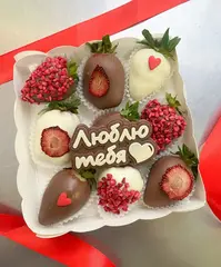 Набор клубники в шоколаде 9 шт с шоколадной табличкой 