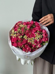 Букет из кустовых роз в ярком оттенке и ромашки