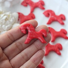 Подвеска Лошадка, красная, 30*40 мм, S033