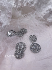 Пуговицы серебристые с квадратными деталями и прозрачной серой эмалью с блестками