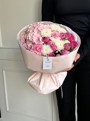 Сборный букет из гортензии, кустовых пионовидных роз, хризантемы и диантусов