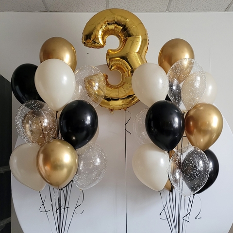 Композиция из чёрных, золотых и бежевых шаров с золотой цифрой