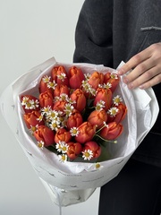 Букет из оранжевых тюльпанов и ромашки