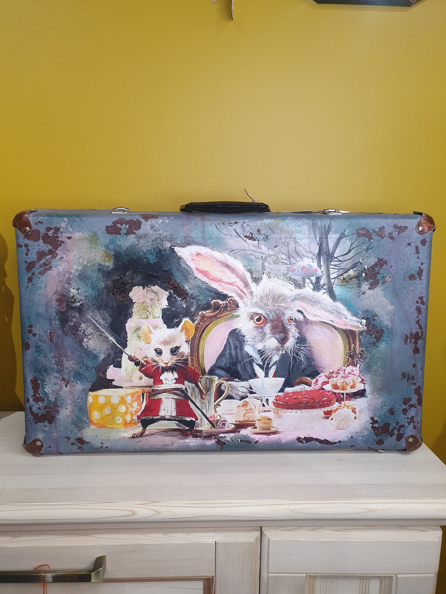 чемодан "алиса в стране чудес " - купить по выгодной цене | kf.artmarket