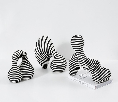 Статуэтка Zaha Sphere Black C