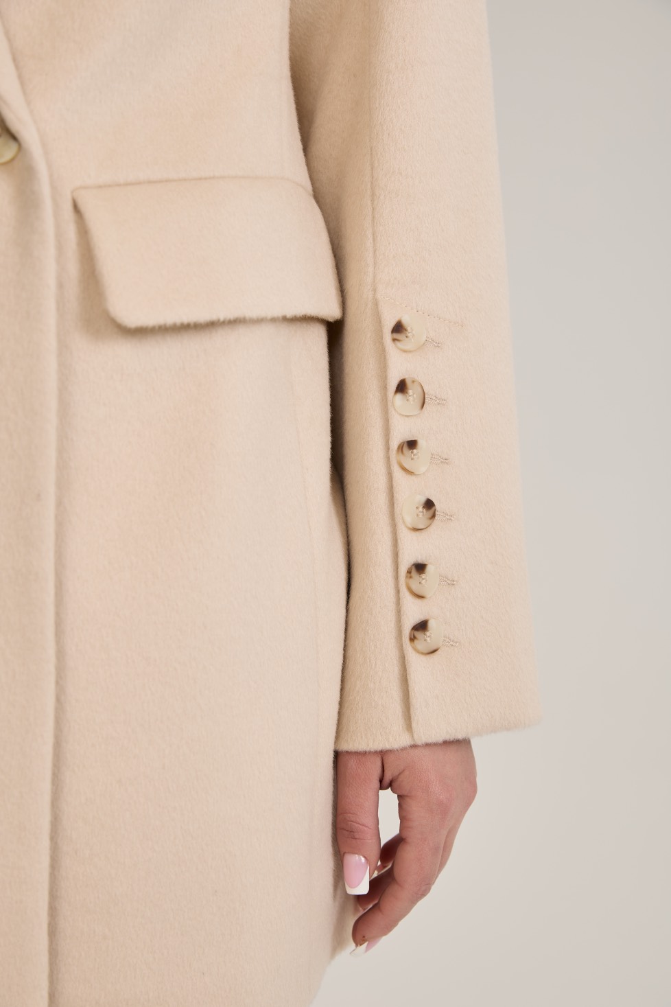 Пальто двубортное укороченное, сливочное