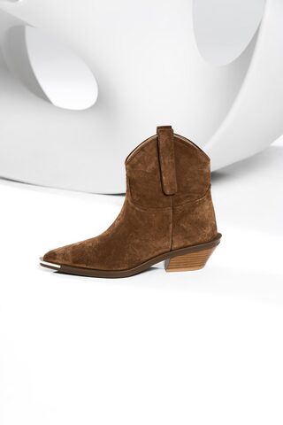 Казаки из натуральной замши со стальным носиком SCARLETT / горький шоколад