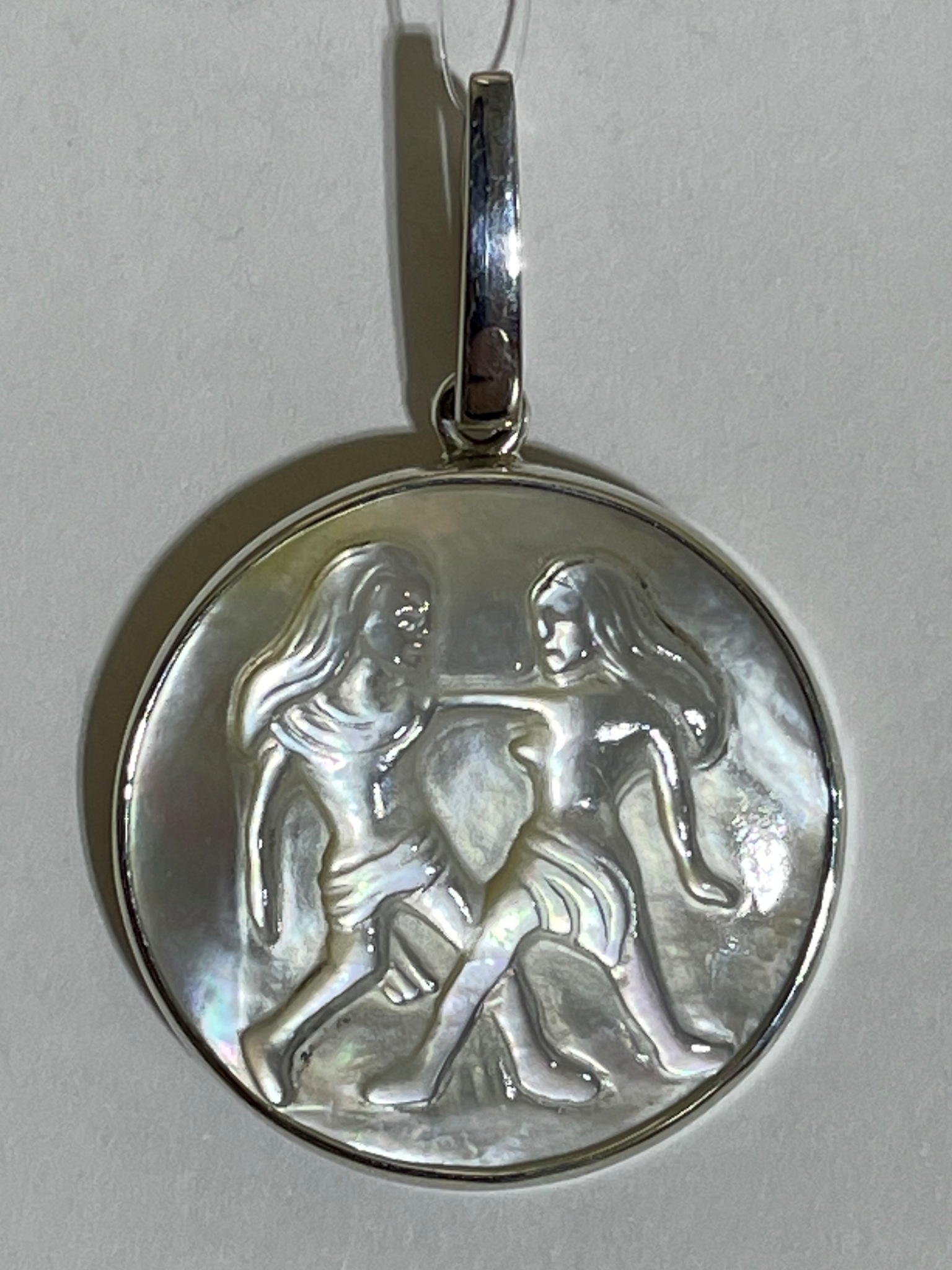 Подвеска близнецы серебро. Подвеска близнецы. Кулон двойняшки серебро. Серебряный кулон близнецы. Подвеска близнецы из серебра.