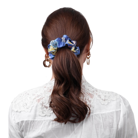 Шелковая резинка для волос Mollen Оммаж васильково-синяя