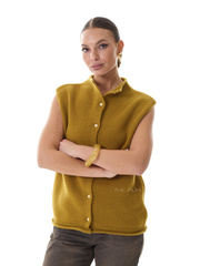 Горчичный шерстяной жилет на пуговицах