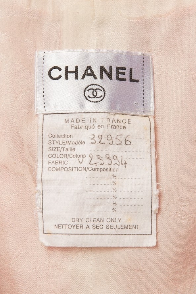 Эффектное пальто из твида красно-белого цвета от Chanel, 36 размер.