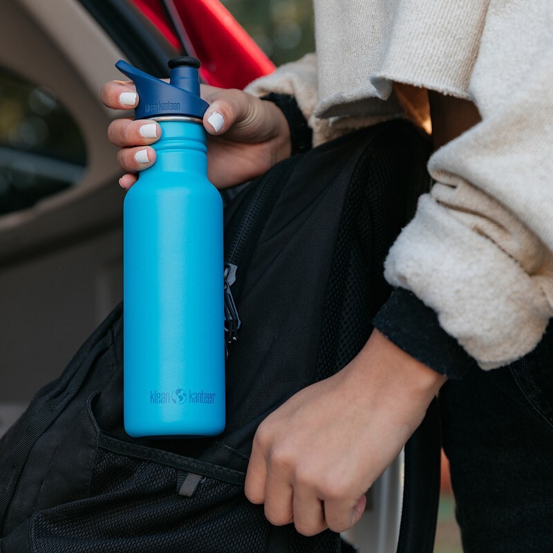 https://static.insales-cdn.com/images/products/1/24/516431896/K18CNPPS-HO-T-SPORT-ROBINSON-Putting_Bottle_In_Backpack_Closeup.jpg