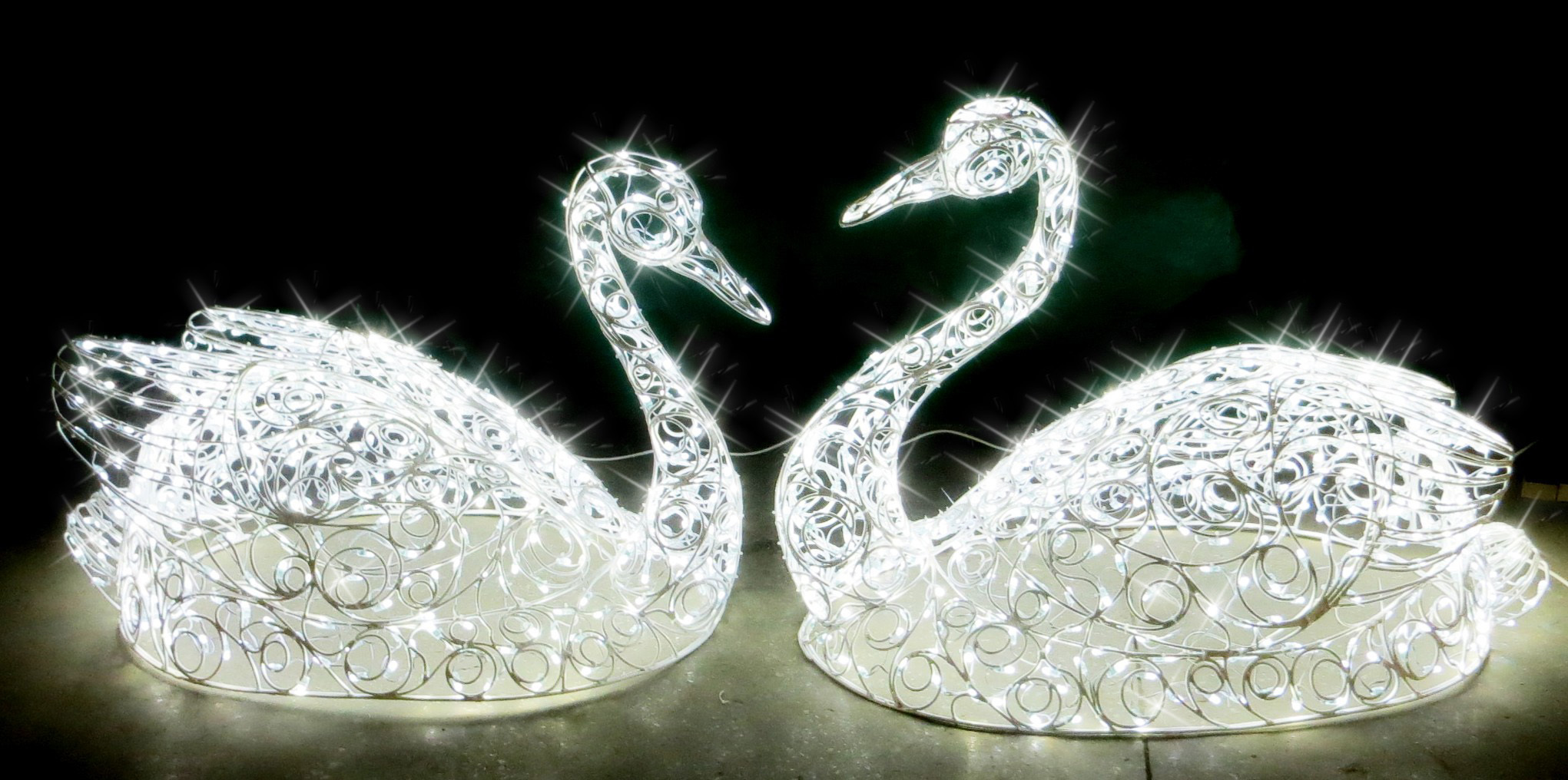 Лебедь из покрышки. Украшения с лебедем. Лебедь конус. Лебедь из цемента. Садовые лебеди.