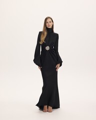 Платье с закрытым декольте и драпировкой