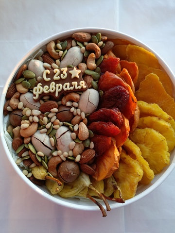 Коробка с орехами и сухофруктами
