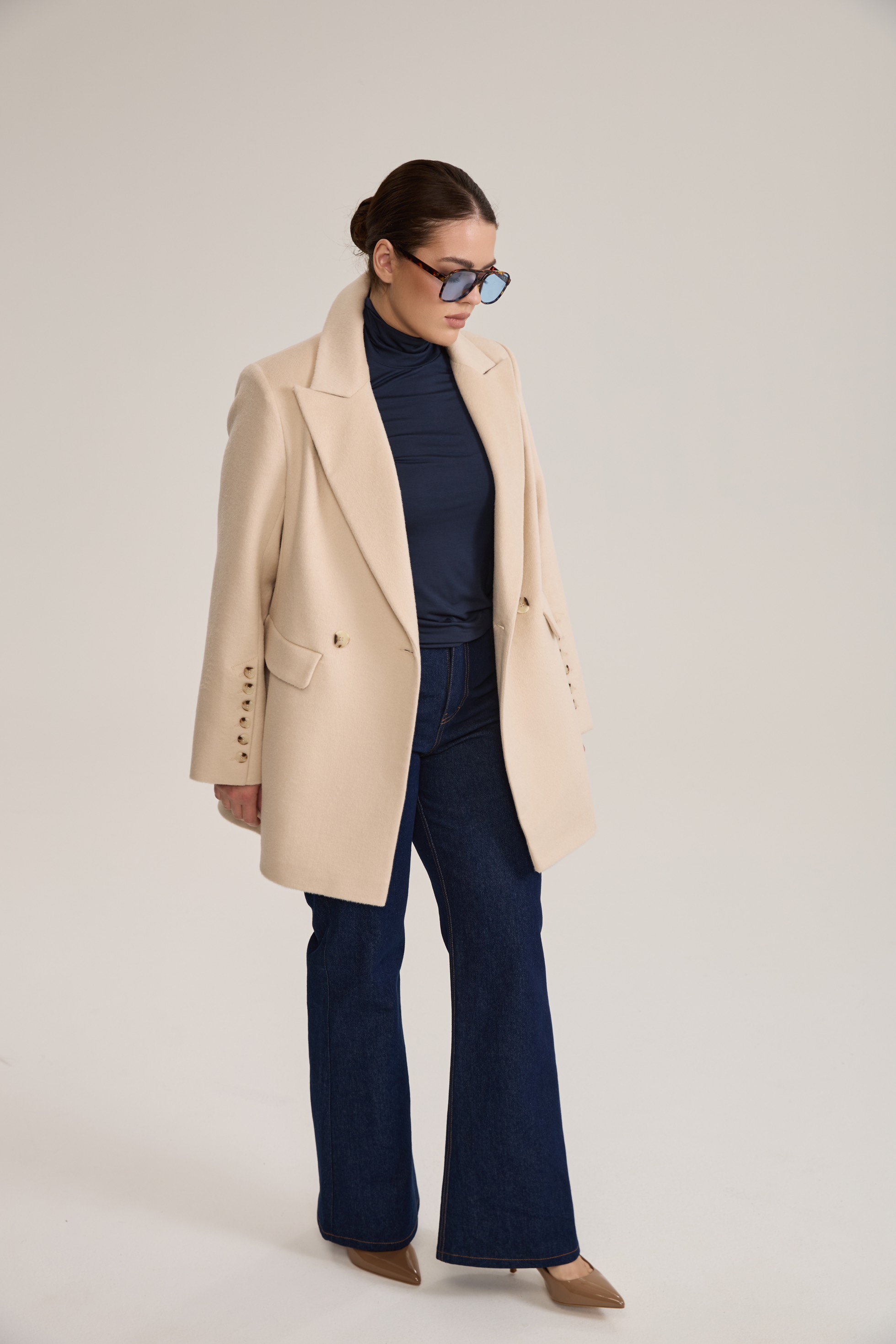 Пальто двубортное укороченное, сливочное