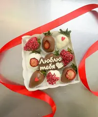 Набор клубники в шоколаде 9 шт с шоколадной табличкой 