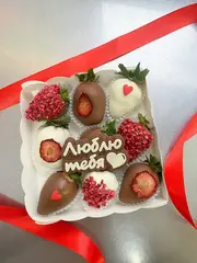 Набор клубники в шоколаде 9 шт с шоколадной табличкой 
