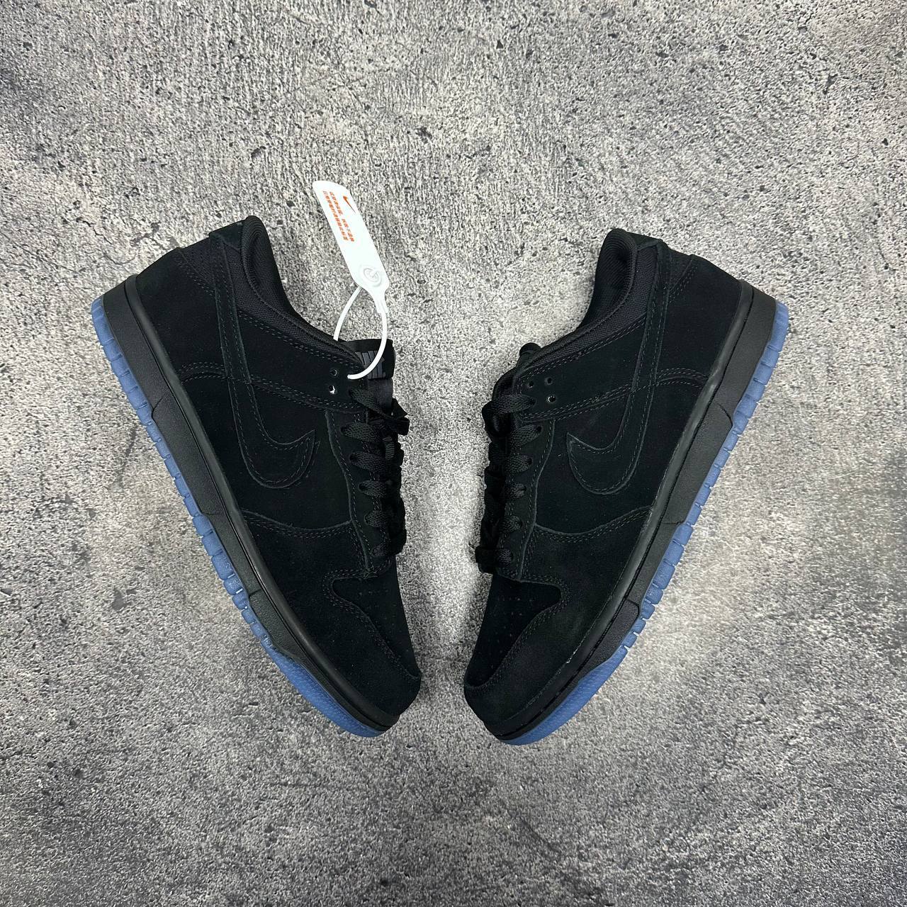 All black nike sb dunk low hot sale