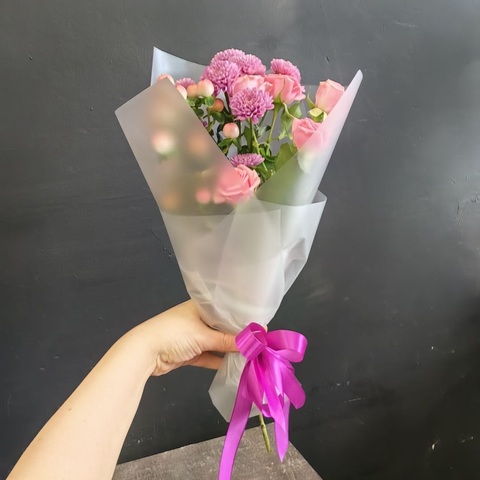 Букет-комплимеот из кустовой розы и хризантем