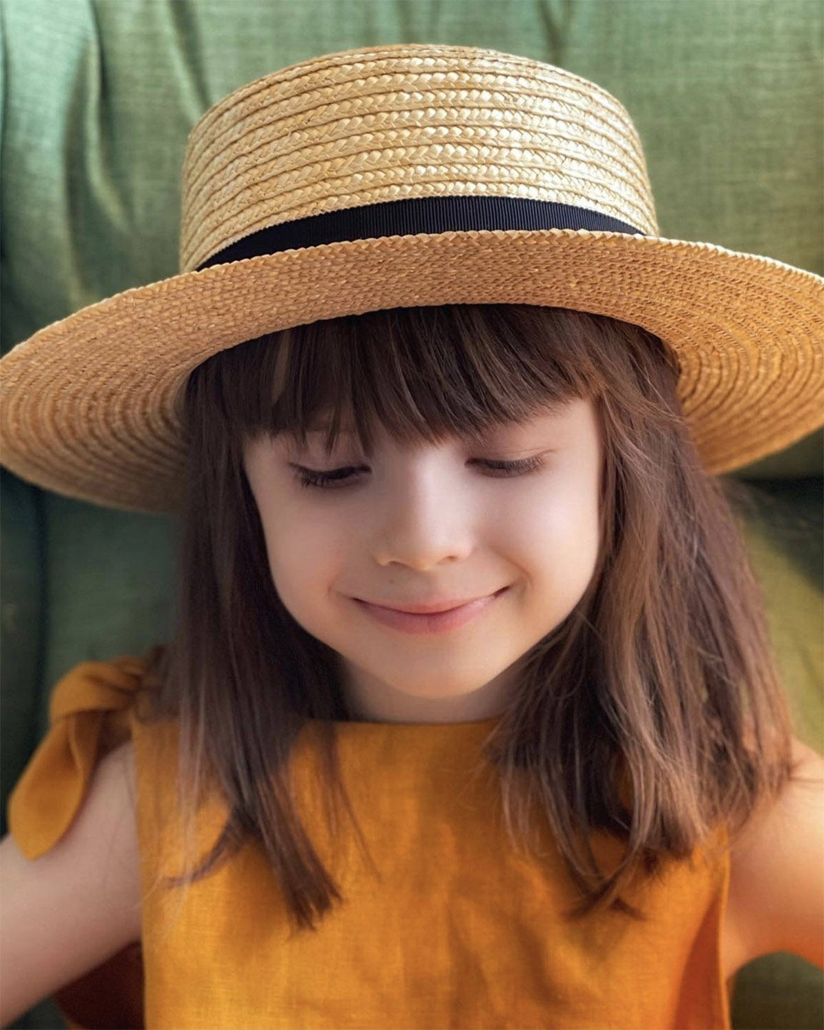 Соломенная шляпа-канотье с пчелой