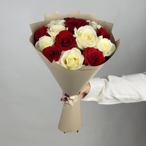 Букет 15 красно-белых роз Россия 40 см