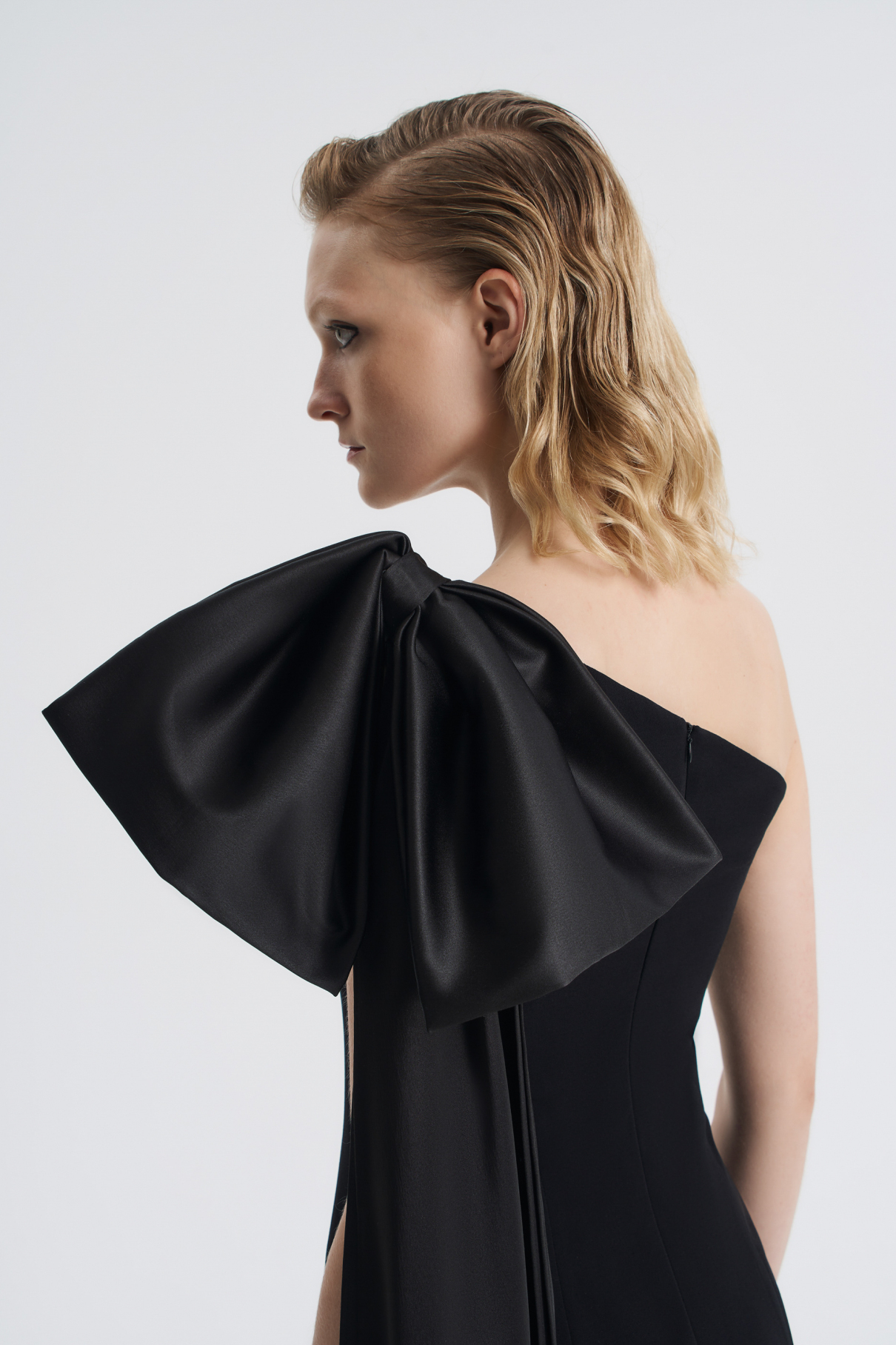 Платье на одно плечо с бантом