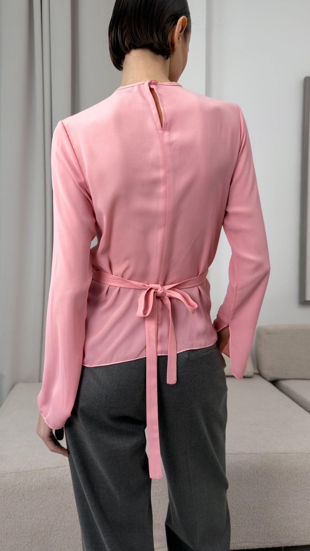 Блуза с брошкой в виде цветка и с завязками