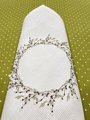 Большая салфетка-подтарельник с вышивкой