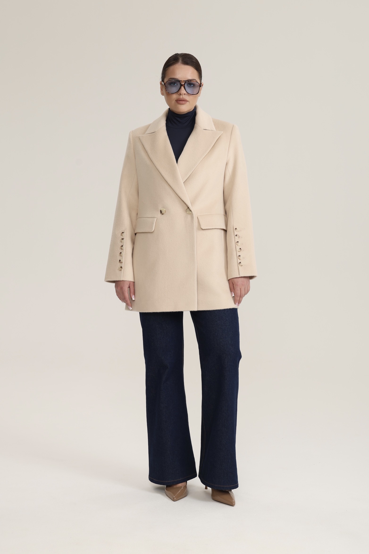 Пальто двубортное укороченное, сливочное