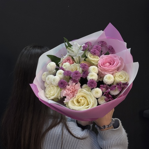 Букет из роз, сантини, альстромерий и гвоздики