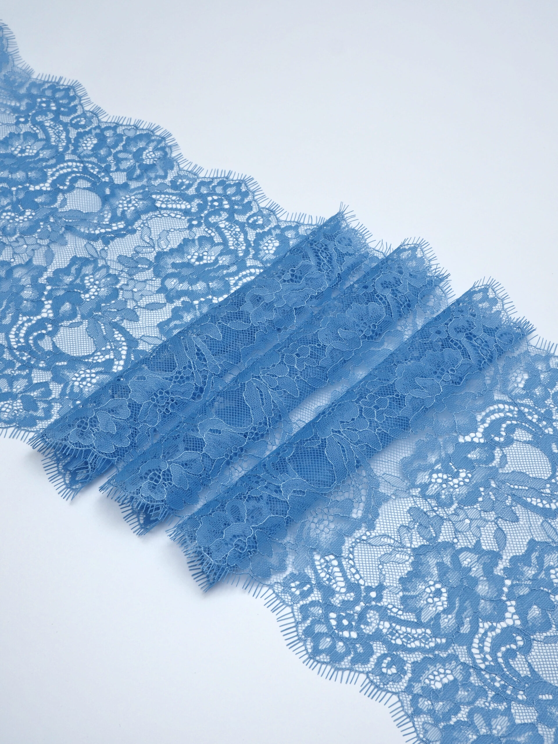 Кружево шантильи для белья голубое неэластичное ширина 23 см купон 2.9 м