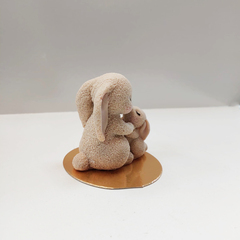 Фигурка из шоколадной глазури Зайчиха с зайчонком