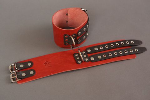 Широкие красно-черные наручники без подкладки - Подиум Р22А-Б