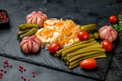 Тарелка с соленьями