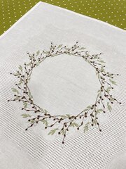 Большая салфетка-подтарельник с вышивкой