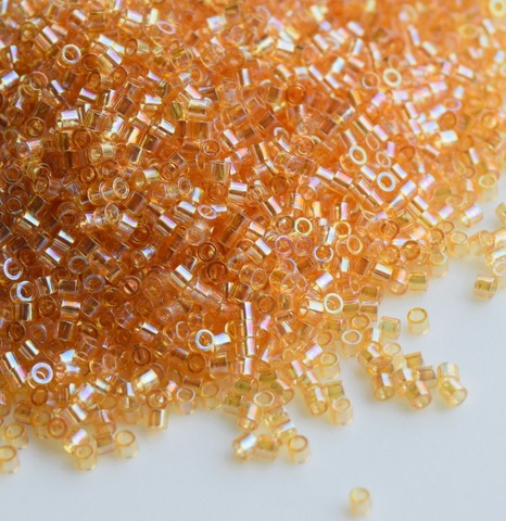 DBS-0100 Бисер цилиндрический Миюки делика 15/0 Светлый янтарь прозрачный радужный /Miyuki delica 15/0 Transparent Light Amber AB