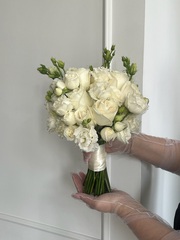 Свадебный букет из лизиантуса, кустовых пионовидных и одноголовых роз