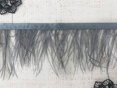 Кант с пером страуса, ш. 9 см, тёмно-серый