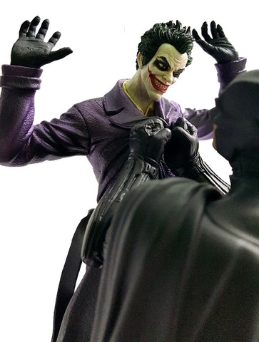 Бэтмен Летопись Аркхэма статуэтка Бэтмен против Джокера
