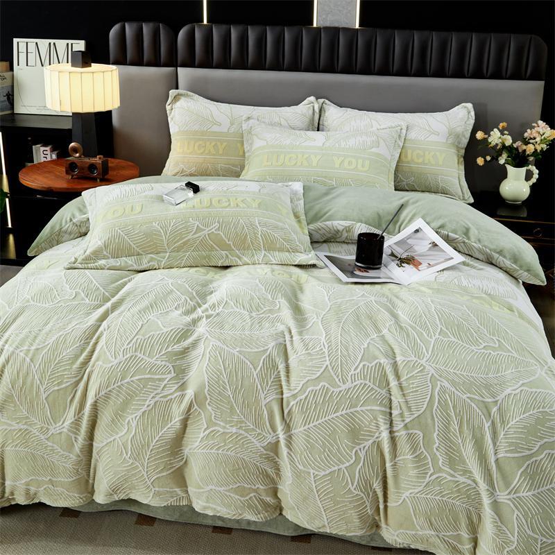 Постельное белье двуспалка Велюр Зелёные Лепестки