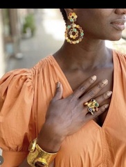 krutoe-kolco-silvia-toledano-shirokoe-s-cvetnymi-podveskami-sharikami