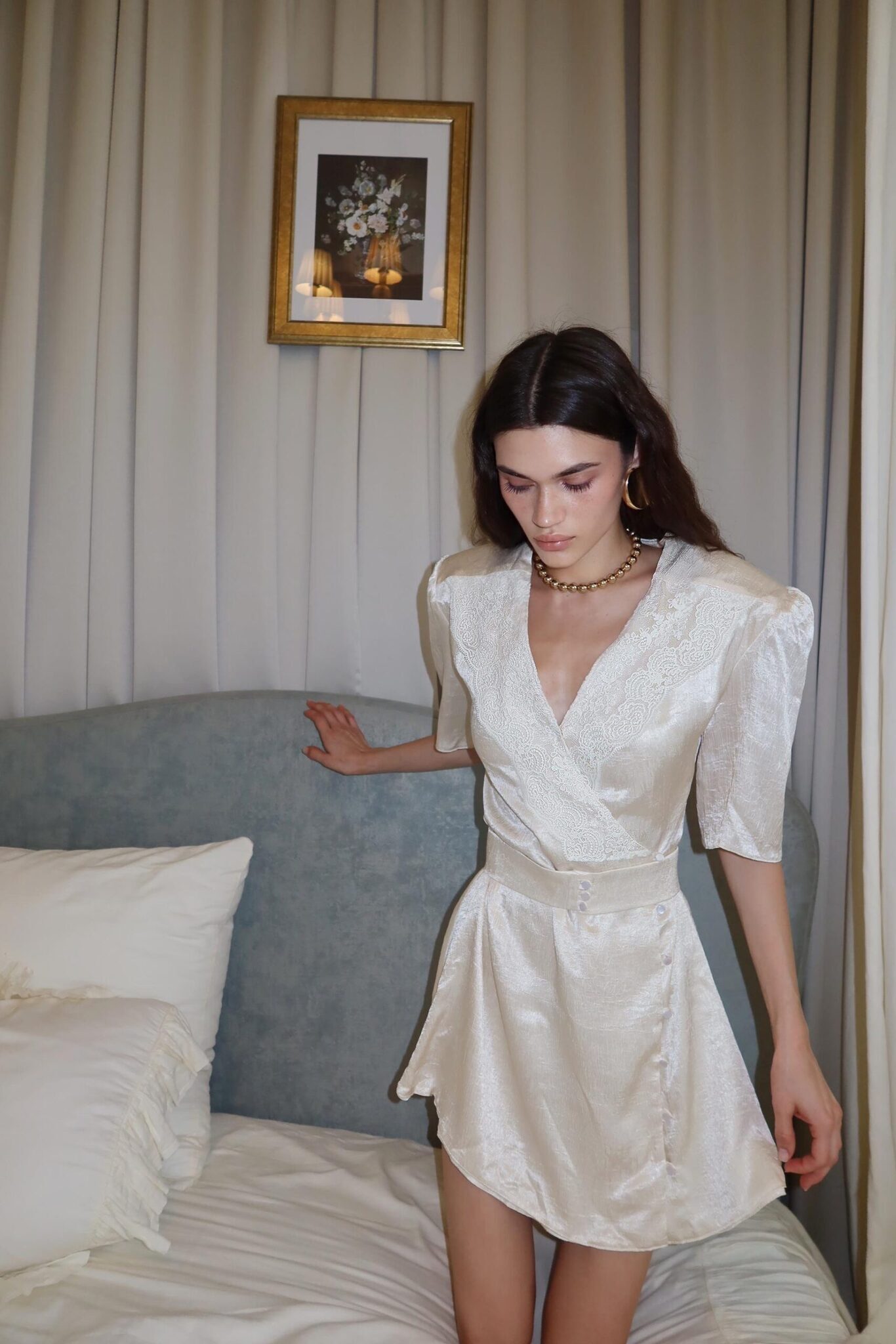 Платье мини с кружевом и поясом