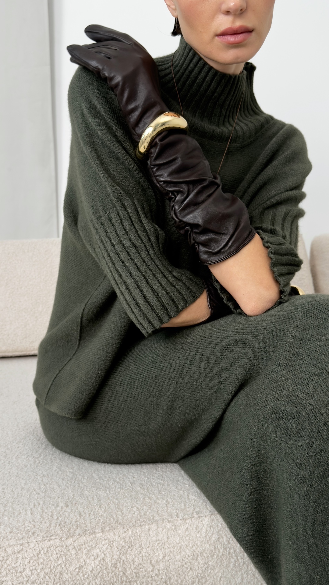 Высокие перчатки из натуральной кожи присборенные на запястье