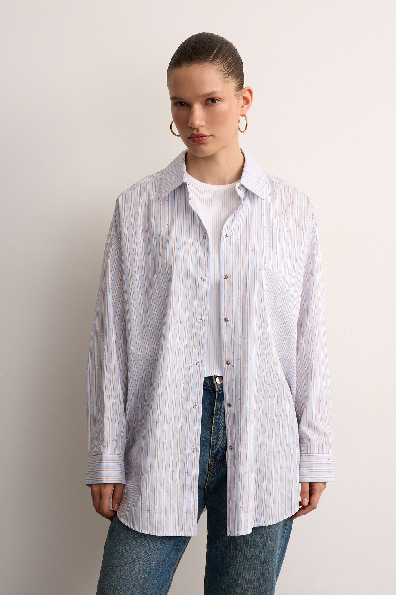 Рубашка оверсайз со стразами 7999₽