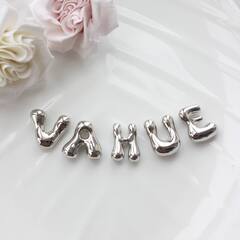 Слово из букв VAHUE в серебре