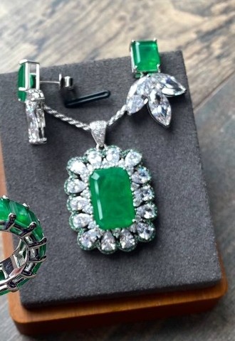 Колье в стиле Graff из серебра 925 с прямоугольной подвеской медальоном изумруд